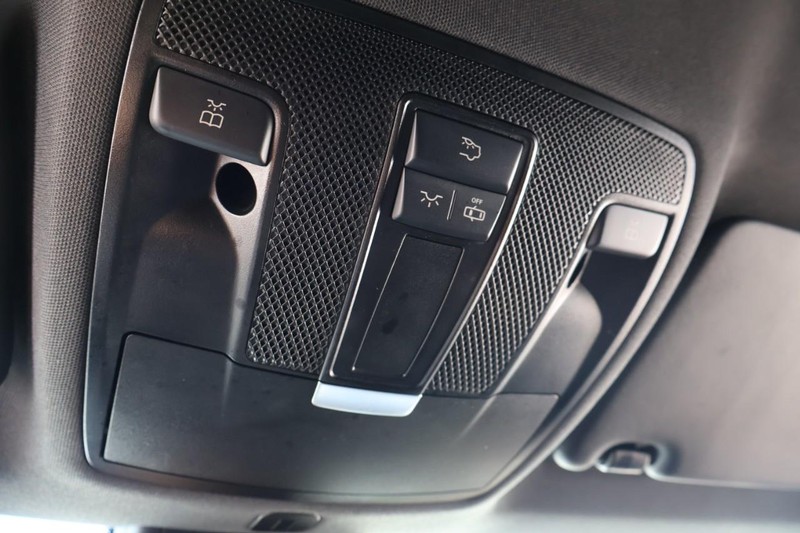 Mercedes-Benz CLA 250 Vehicle Full-screen Gallery Image 34