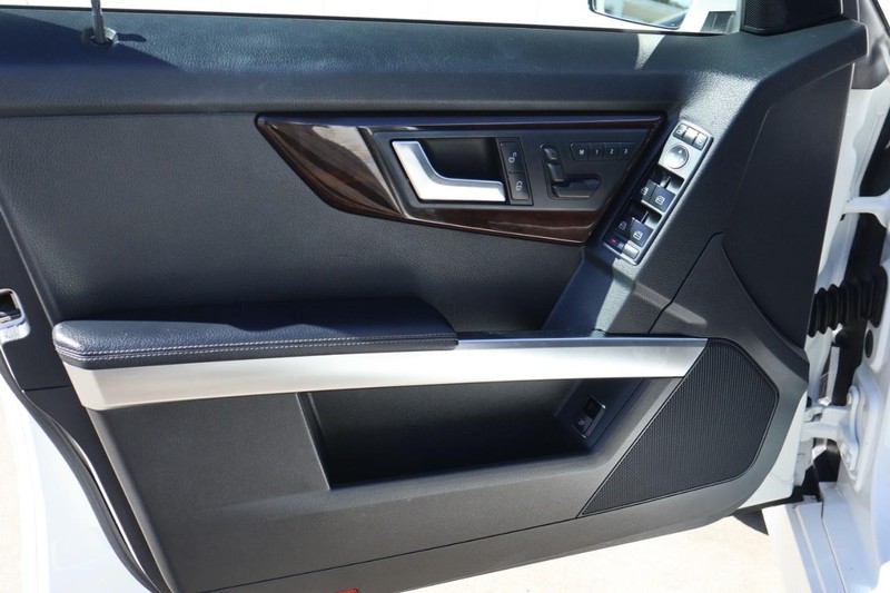 Mercedes-Benz GLK 350 Vehicle Full-screen Gallery Image 15