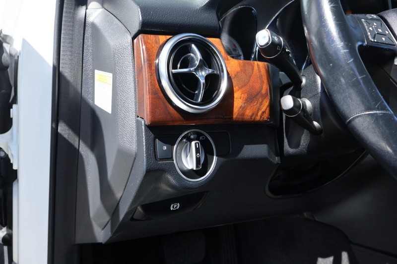 Mercedes-Benz GLK 350 Vehicle Full-screen Gallery Image 18