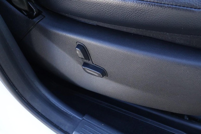 Mercedes-Benz GLK 350 Vehicle Full-screen Gallery Image 24