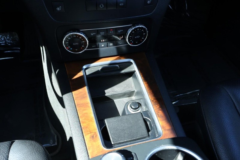 Mercedes-Benz GLK 350 Vehicle Full-screen Gallery Image 36