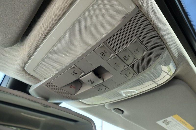 Mercedes-Benz GLK 350 Vehicle Full-screen Gallery Image 38