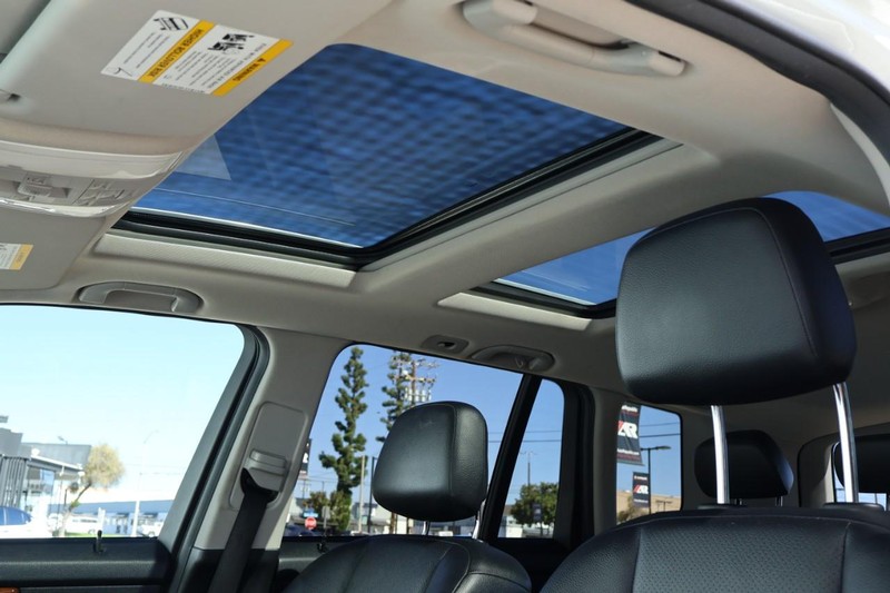 Mercedes-Benz GLK 350 Vehicle Full-screen Gallery Image 39