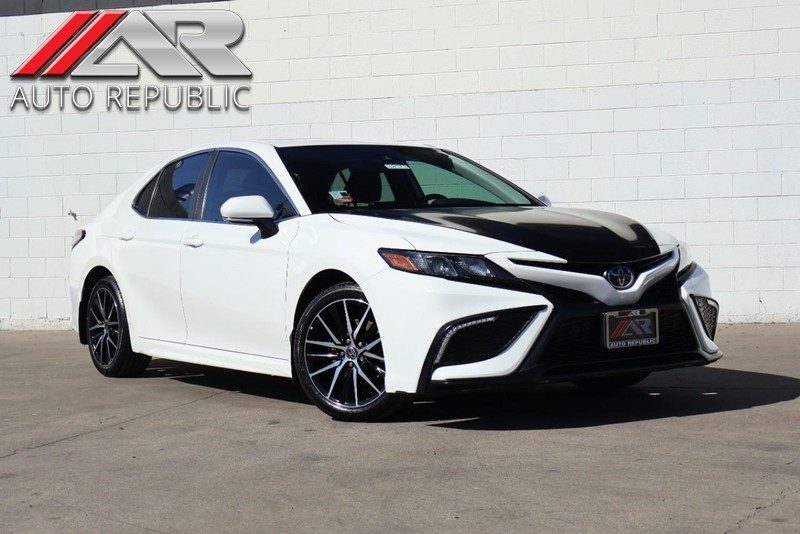 Toyota Camry Vehicle Full-screen Gallery Image 01