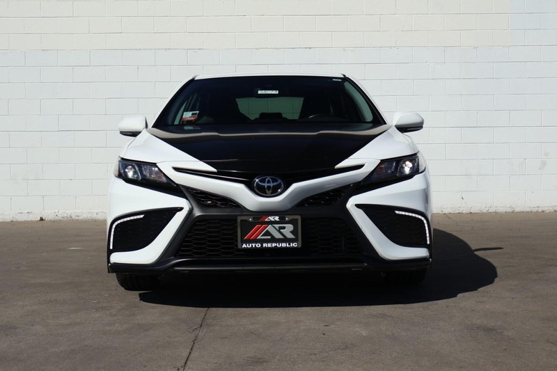 Toyota Camry Vehicle Full-screen Gallery Image 02