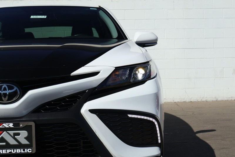 Toyota Camry Vehicle Full-screen Gallery Image 03