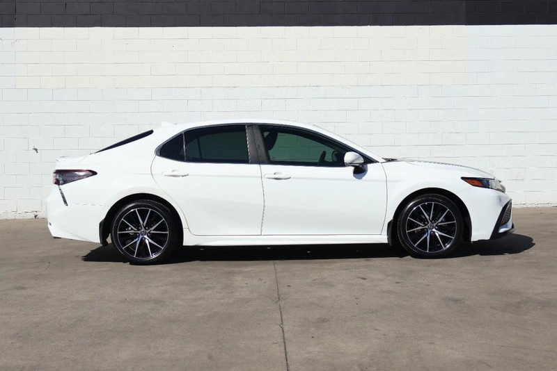 Toyota Camry Vehicle Full-screen Gallery Image 04