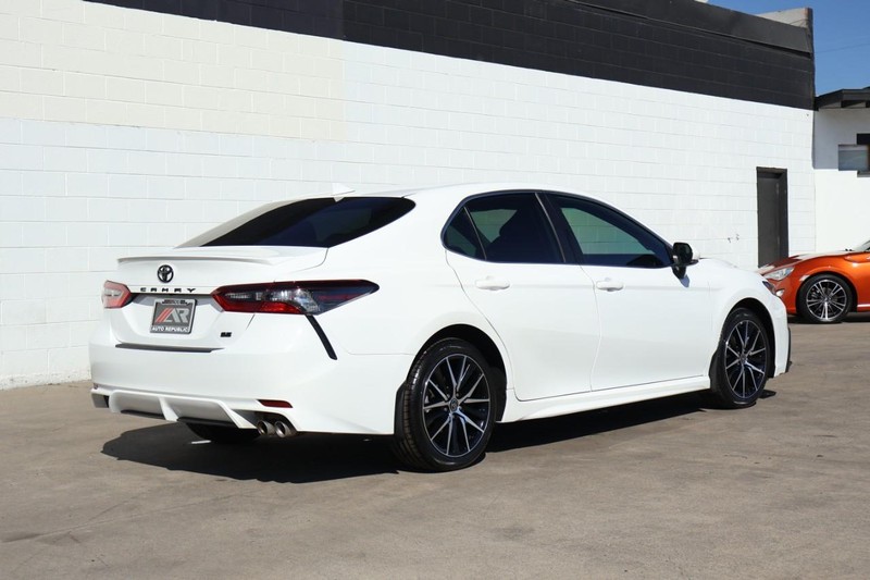 Toyota Camry Vehicle Full-screen Gallery Image 05