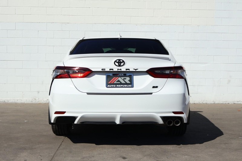 Toyota Camry Vehicle Full-screen Gallery Image 06