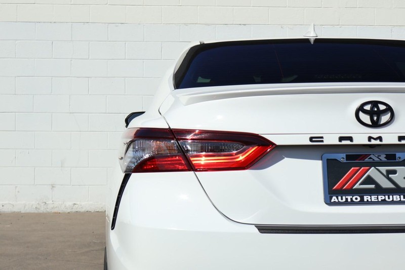 Toyota Camry Vehicle Full-screen Gallery Image 07