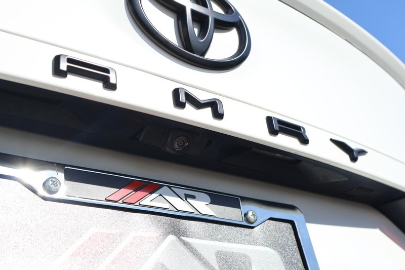 Toyota Camry Vehicle Full-screen Gallery Image 08