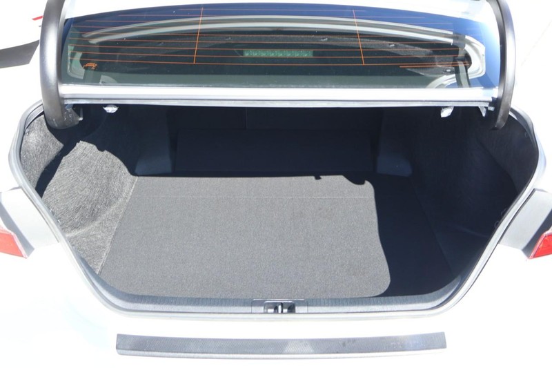 Toyota Camry Vehicle Full-screen Gallery Image 09