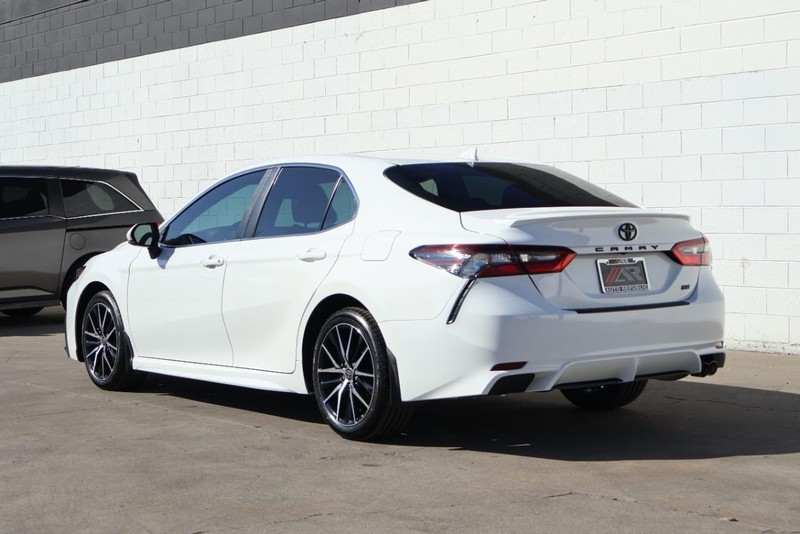 Toyota Camry Vehicle Full-screen Gallery Image 10