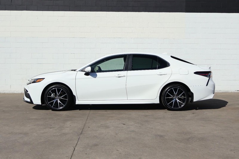 Toyota Camry Vehicle Full-screen Gallery Image 11