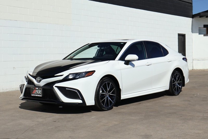 Toyota Camry Vehicle Full-screen Gallery Image 12