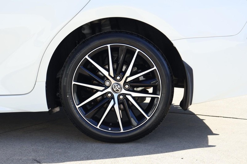 Toyota Camry Vehicle Full-screen Gallery Image 14