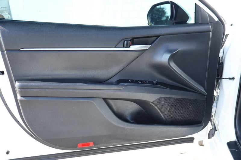 Toyota Camry Vehicle Full-screen Gallery Image 15