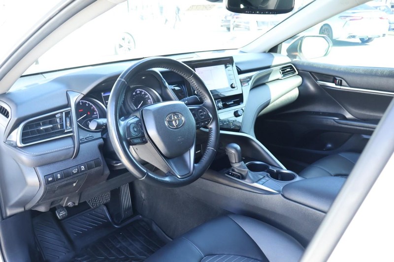 Toyota Camry Vehicle Full-screen Gallery Image 16