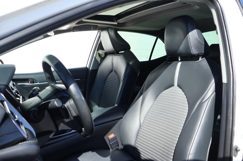 Toyota Camry Vehicle Full-screen Gallery Image 17