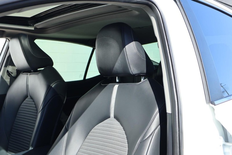 Toyota Camry Vehicle Full-screen Gallery Image 18