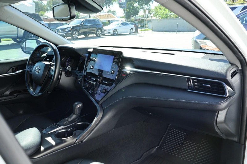 Toyota Camry Vehicle Full-screen Gallery Image 19