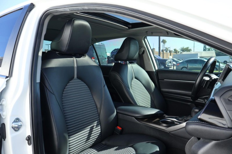 Toyota Camry Vehicle Full-screen Gallery Image 20