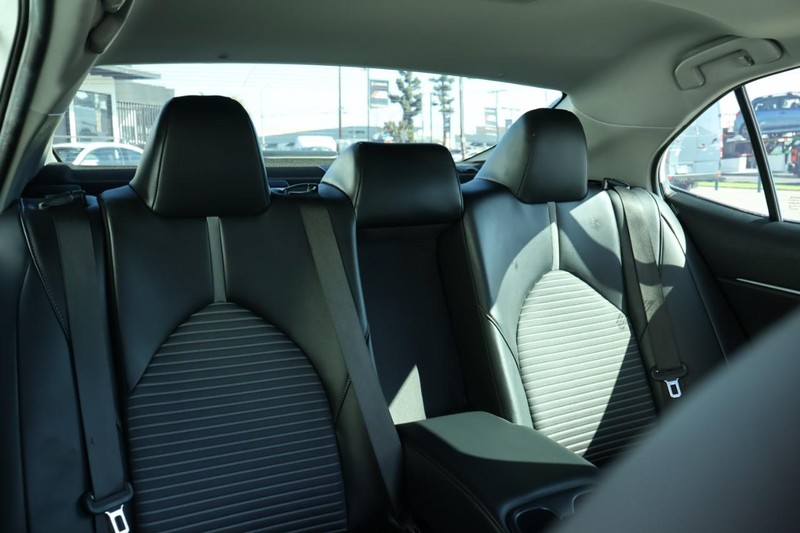 Toyota Camry Vehicle Full-screen Gallery Image 21