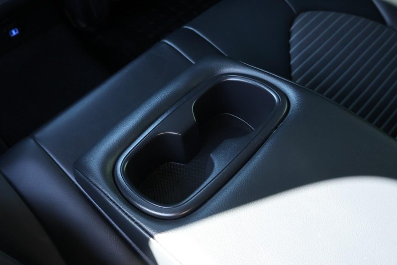 Toyota Camry Vehicle Full-screen Gallery Image 22