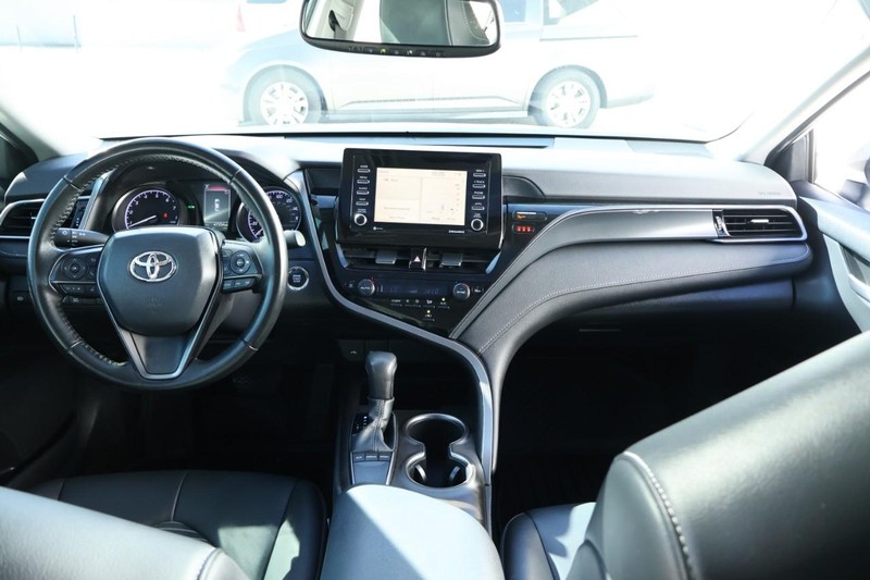Toyota Camry Vehicle Full-screen Gallery Image 23