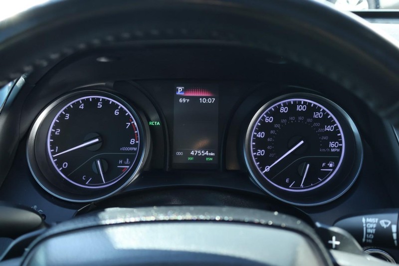 Toyota Camry Vehicle Full-screen Gallery Image 24