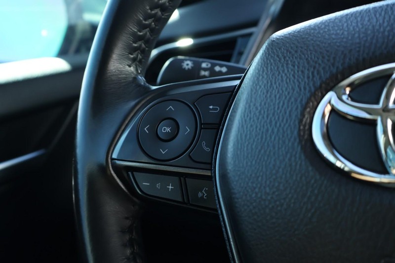 Toyota Camry Vehicle Full-screen Gallery Image 26