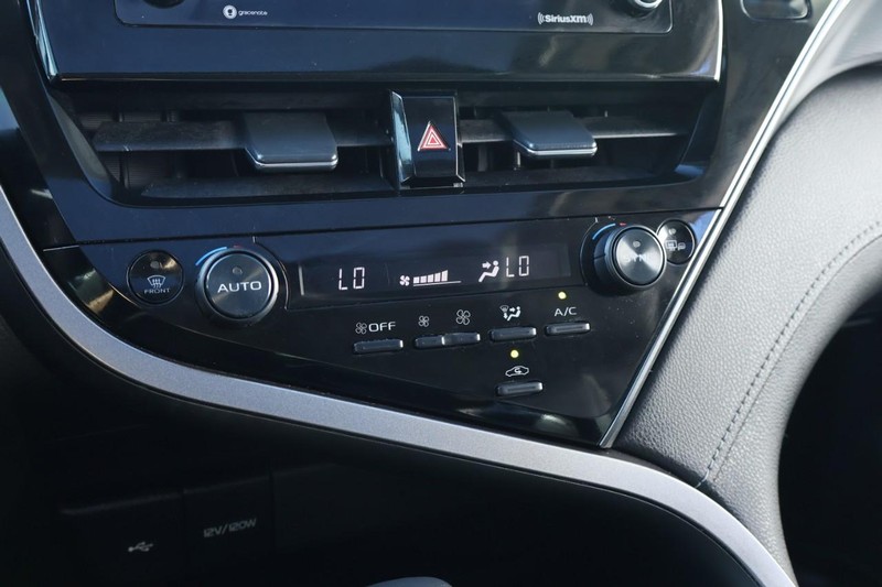 Toyota Camry Vehicle Full-screen Gallery Image 31