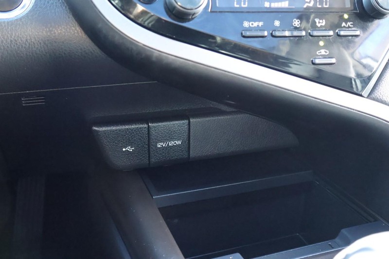 Toyota Camry Vehicle Full-screen Gallery Image 32