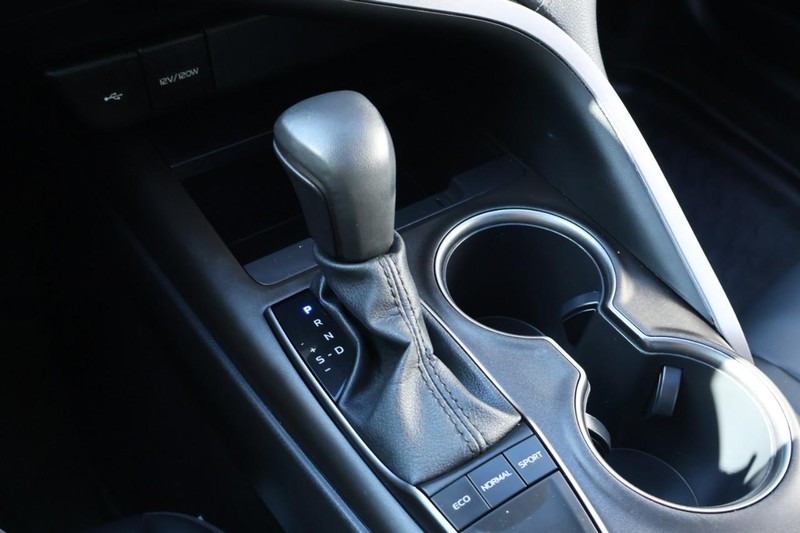 Toyota Camry Vehicle Full-screen Gallery Image 33