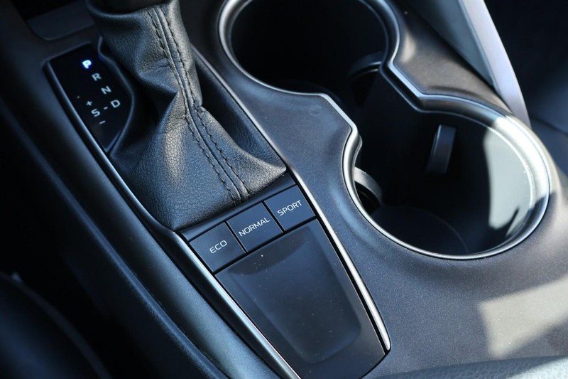 Toyota Camry Vehicle Full-screen Gallery Image 34