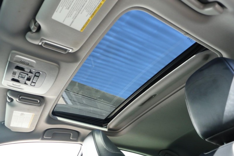 Toyota Camry Vehicle Full-screen Gallery Image 36