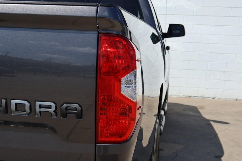 Toyota Tundra Vehicle Full-screen Gallery Image 07