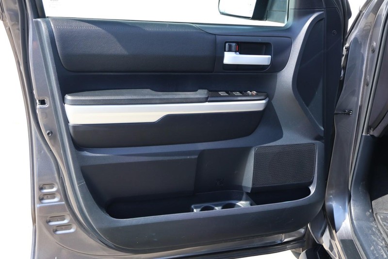 Toyota Tundra Vehicle Full-screen Gallery Image 21