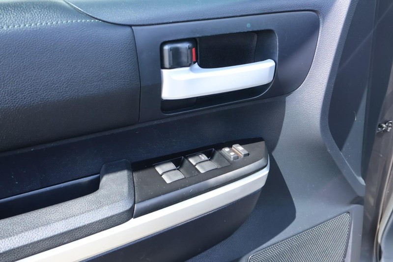 Toyota Tundra Vehicle Full-screen Gallery Image 22