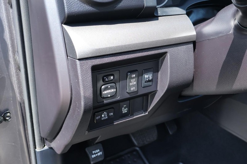 Toyota Tundra Vehicle Full-screen Gallery Image 24