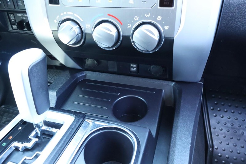 Toyota Tundra Vehicle Full-screen Gallery Image 41