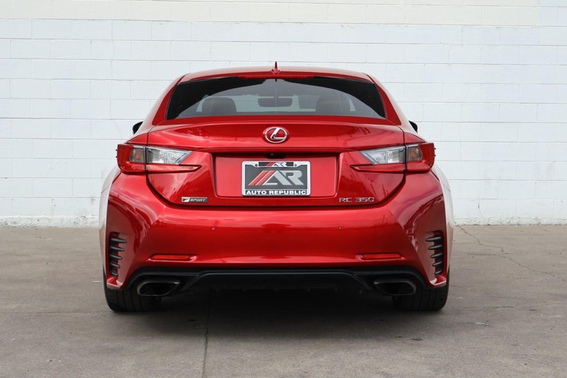 Lexus RC Vehicle Full-screen Gallery Image 06