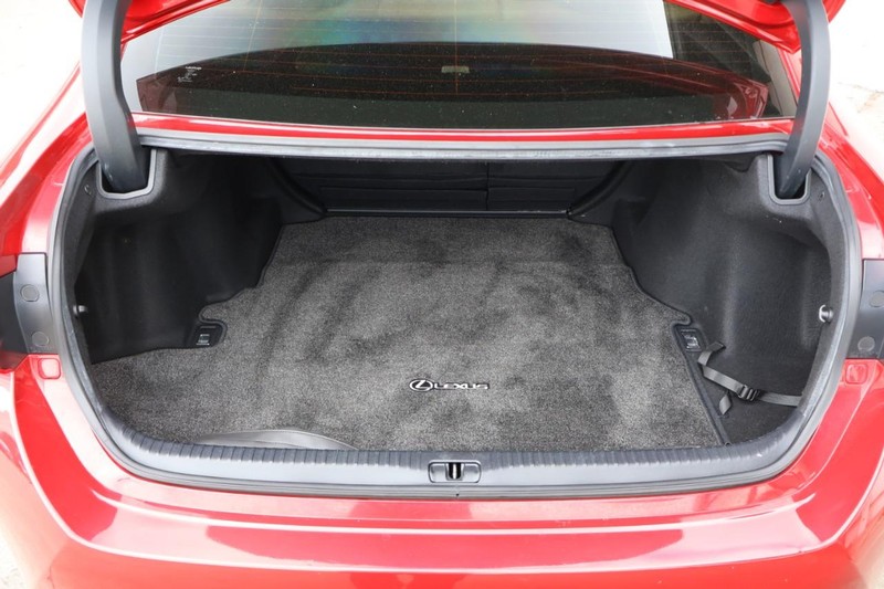 Lexus RC Vehicle Full-screen Gallery Image 09