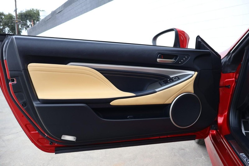 Lexus RC Vehicle Full-screen Gallery Image 15