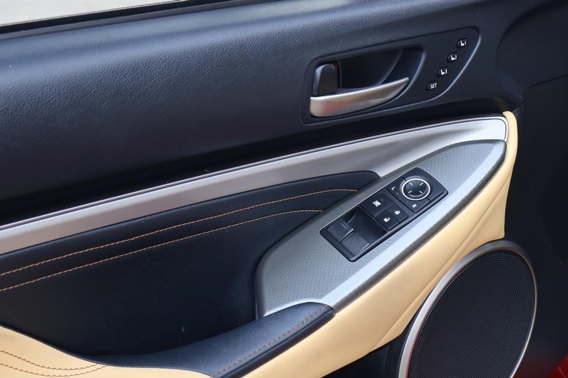 Lexus RC Vehicle Full-screen Gallery Image 16