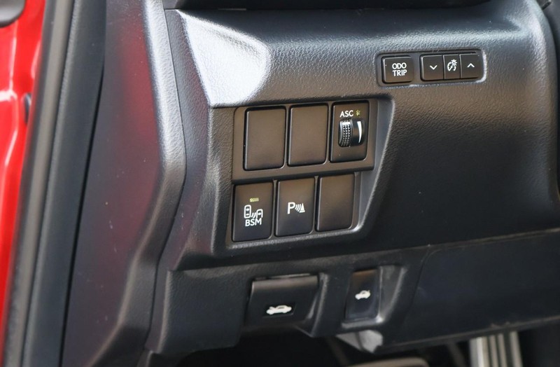 Lexus RC Vehicle Full-screen Gallery Image 18