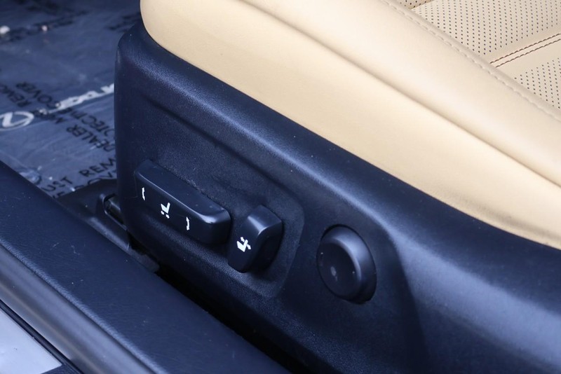 Lexus RC Vehicle Full-screen Gallery Image 19