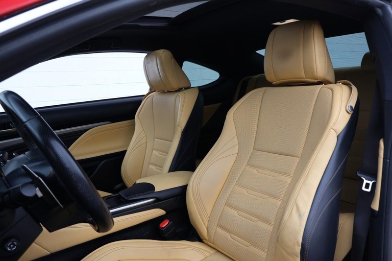 Lexus RC Vehicle Full-screen Gallery Image 20