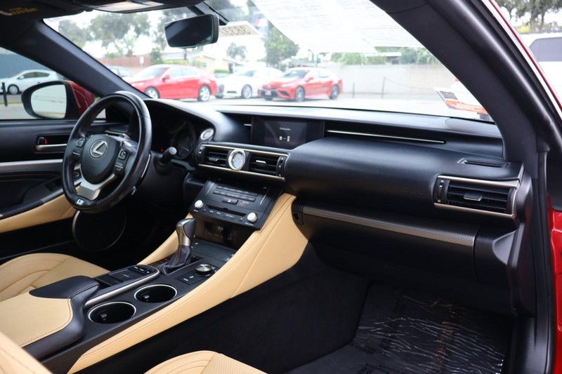 Lexus RC Vehicle Full-screen Gallery Image 22