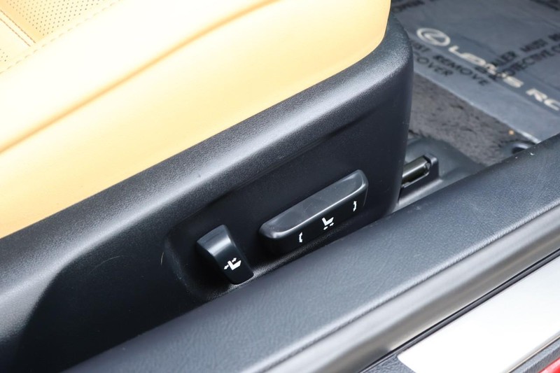 Lexus RC Vehicle Full-screen Gallery Image 23